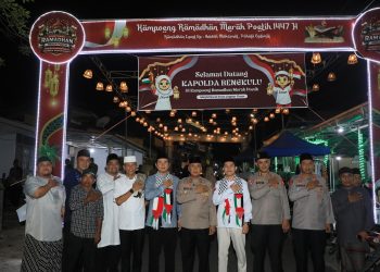 Momentum Ramadan, Kapolda Bengkulu Jalin Kebersamaan dengan Jamaah Masjid Nurul Iman dan Anggota KAMMI