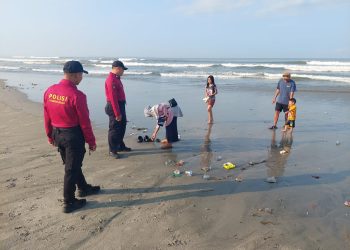 Liburan Aman dan Nyaman, Ditpamobvit Polda Bengkulu Sapa Pengunjung Pantai Pasir Putih Hingga Bancellon Mall