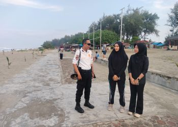 Ditpamobvit Subdit Wisata Polda Bengkulu Laksanakan Patroli Dialogis kepada Masyay dan Pengunjung di Pantai Panjang