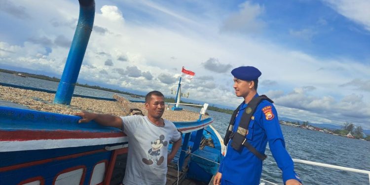 Ditpolairud Polda Bengkulu Laksanakan Patroli Perairan menggunakan Kapal Polisi XXVII-2008 di Pantai Panjang, Himbau Keselamatan Nelayan