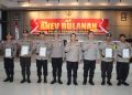DEDIKASI TANPA BATAS , KAPOLRES BENGKULU UTARA APRESIASI 5 PERSONEL MELALUI PENGHARGAAN