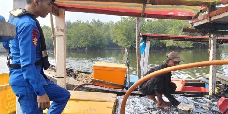 Antisipasi Cuaca Ekstrem dan Illegal Fishing, Ditpolairud Polda Bengkulu Patroli dan Sambangi Nelayan di Perairan Muara Dua