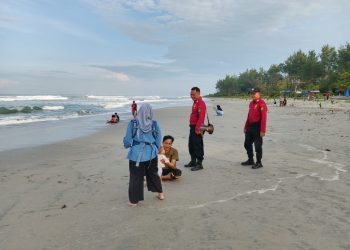 Ditpamobvit Polda Bengkulu melalui Subdit Wisata Laksanakan Patroli Dialogis dengan Masyarakat di Pantai Pasir Putih dan Pantai Panjang