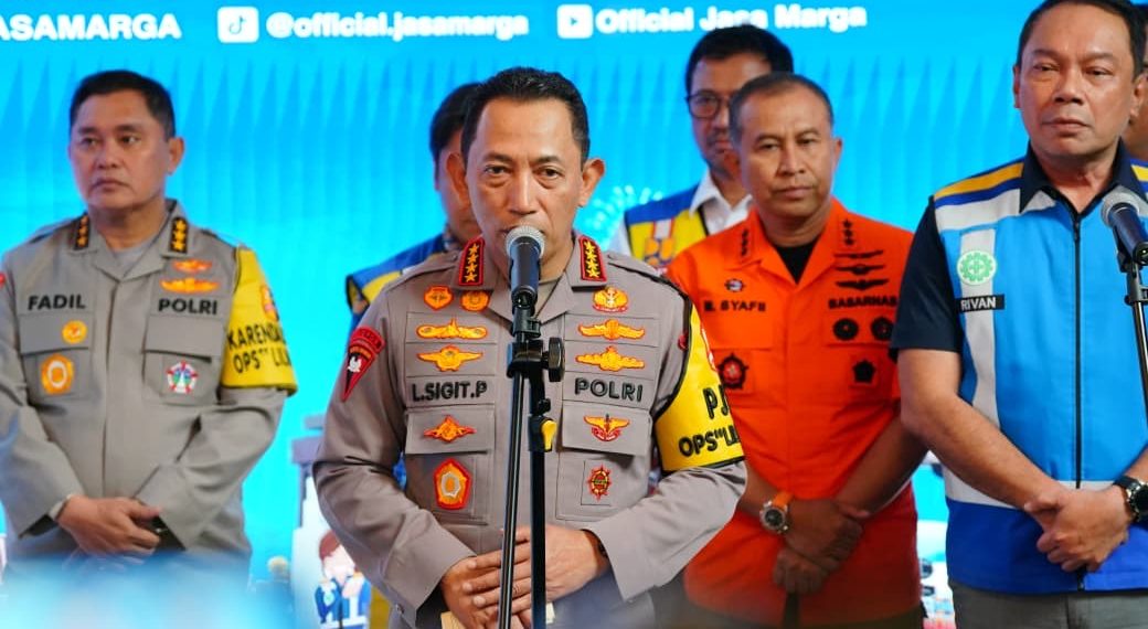 Kapolri Tinjau Pos Command Center, Pastikan Arus Mudik Berjalan Aman dan Nyaman