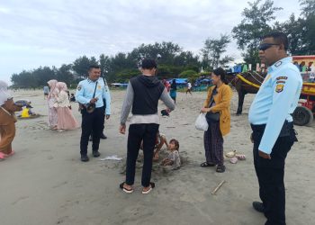 Aman dan Nyaman, Ditpamobvit Polda Bengkulu Gelar Patroli Dialogis di Objek Wisata Pantai Panjang