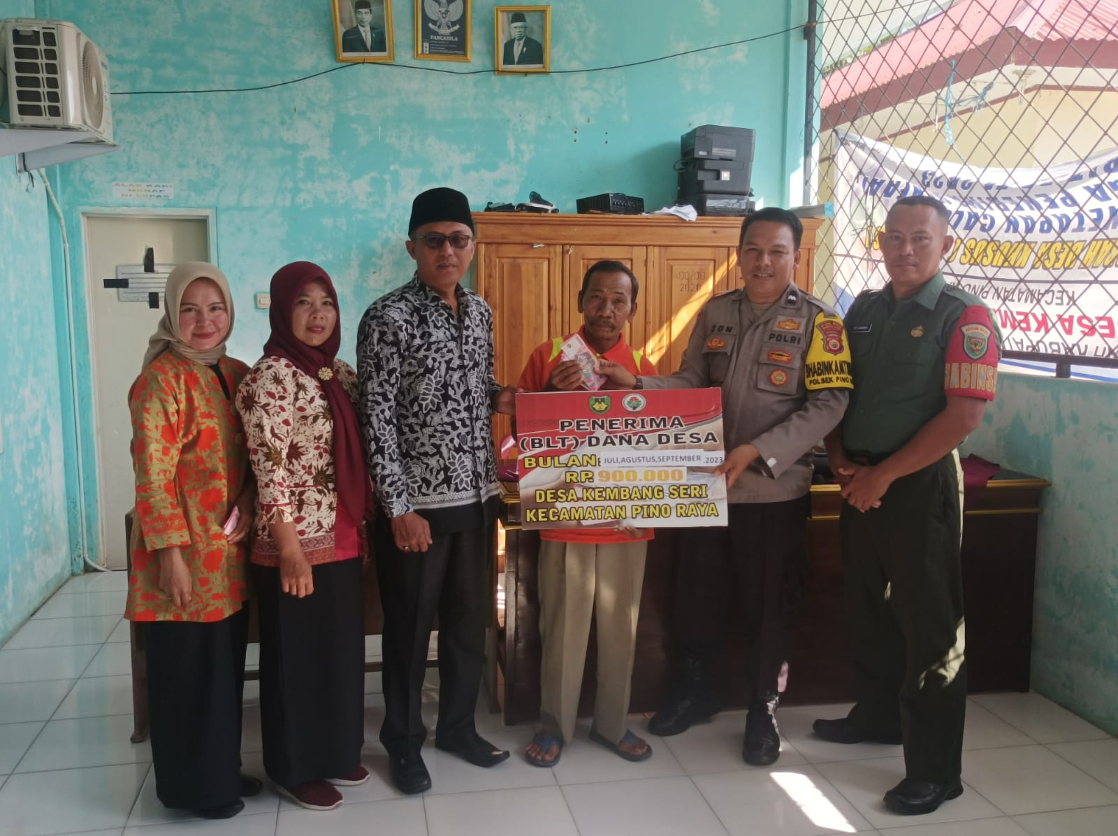 Babinkamtibmas Polsek Pino Polres BS,  Monitoring Penyaluran BLT DD Tahap 7,8,9  Desa Kembang seri  Kecamatan Pino Raya