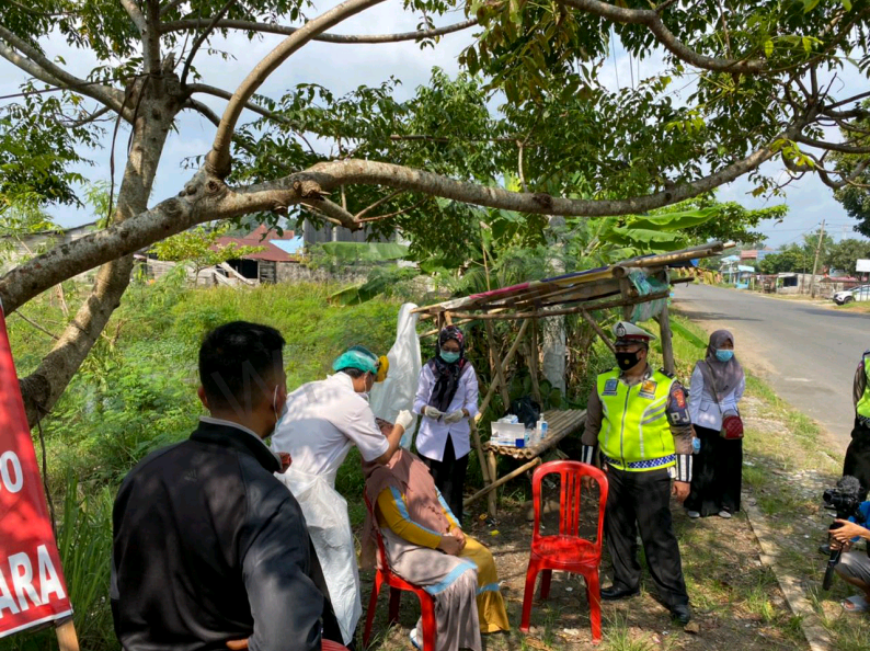 Percepat Penanggulangan Penyebaran Covid 19, Polres BKL Periksa Kendaraan Perbatasan Sungai Hitam