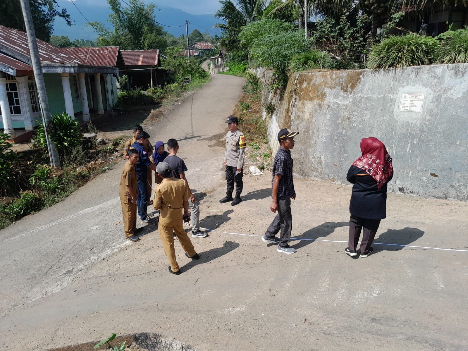 Bhabinkamtibmas Polsek Lebong Atas Hadiri Opname Hasil Pembangunan Tahap II di Desa Daneu