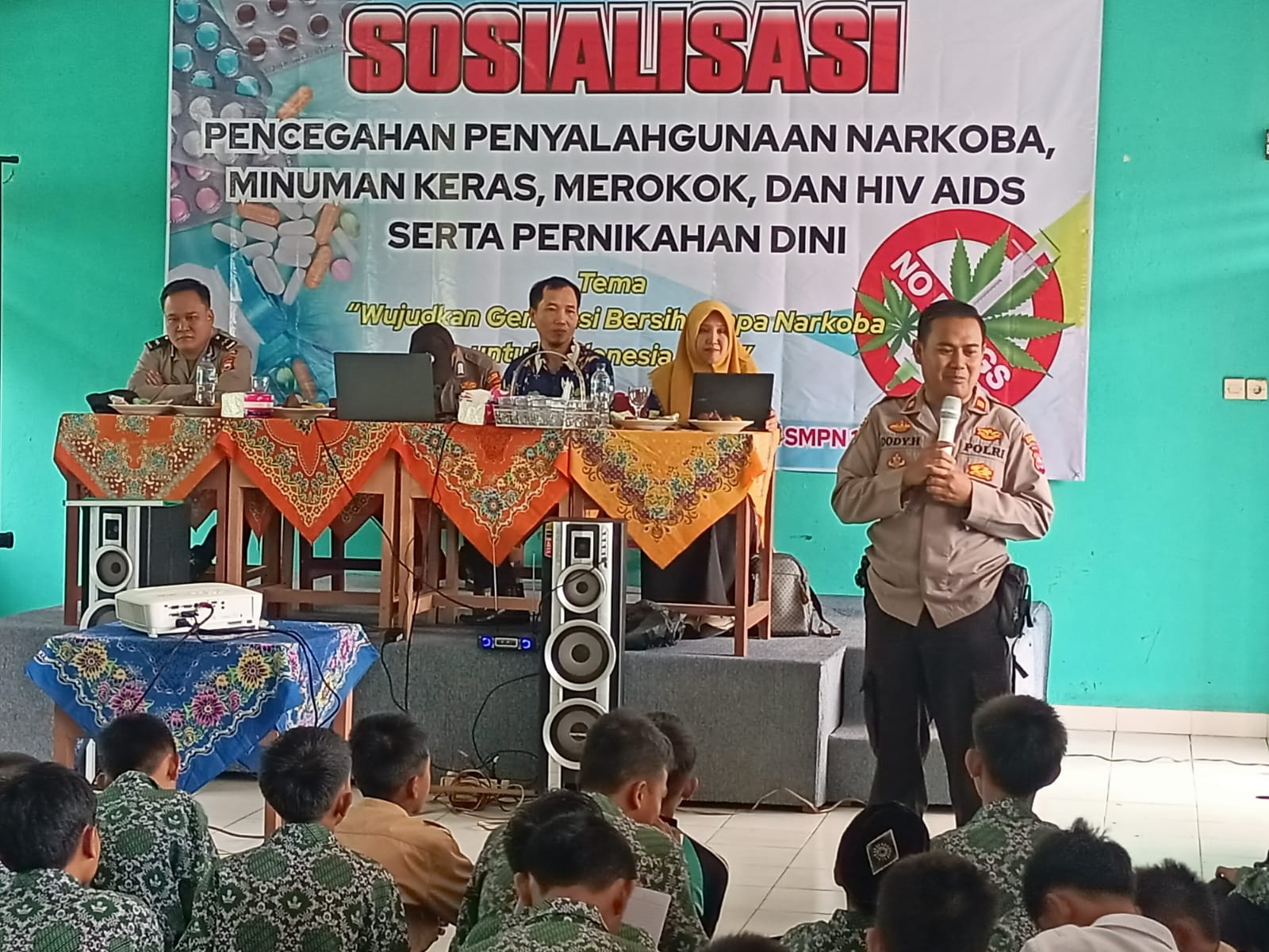 Kapolsek Tebat Karai Sosialisasi Bahaya Narkoba Kepada Siswa SMPN 1 Tebat Karai
