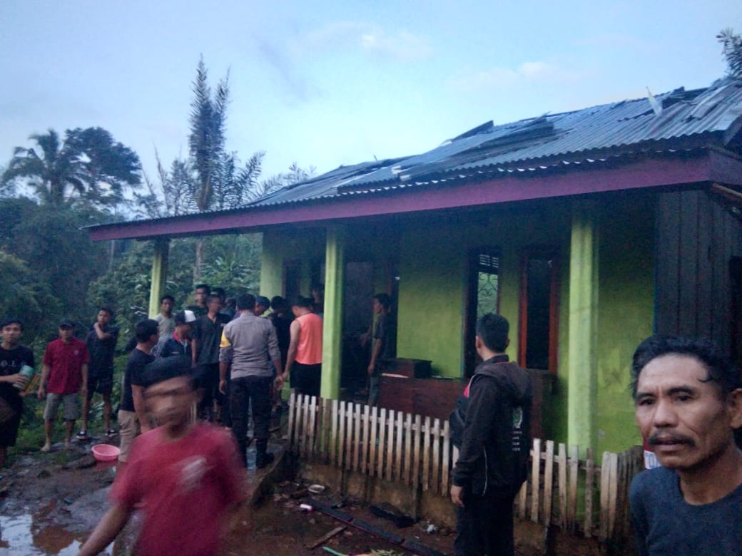 Bersama Warga, Polisi Bantu Padamkan Api yang Membakar Rumah Warga di Desa Tabeak Blau