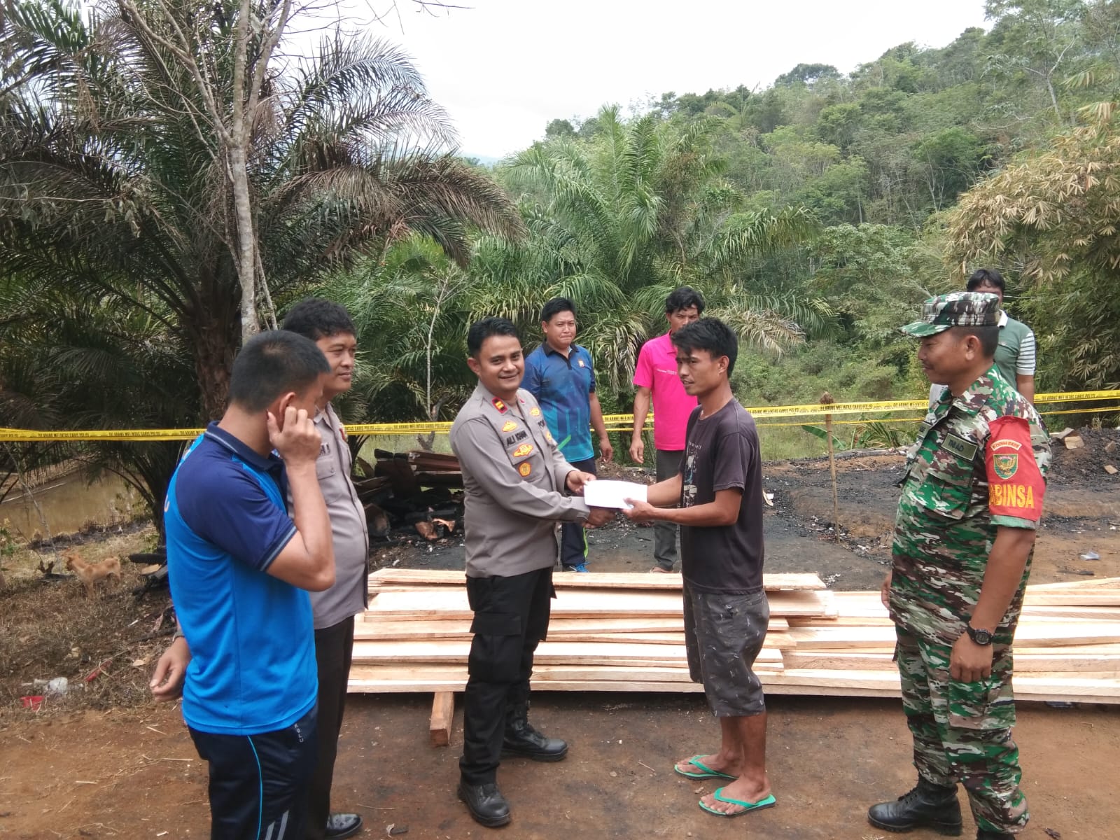 Wujud Kepedulian, Kapolsek Lebong Atas Bantu Warga Tertimpa Musibah Kebakaran