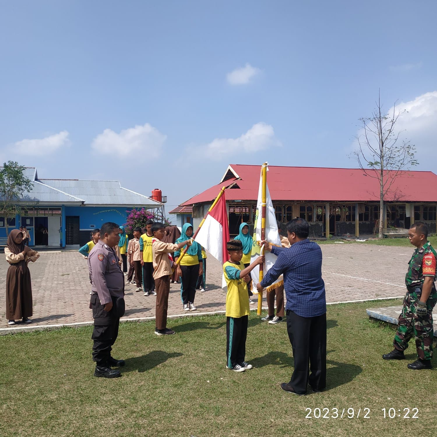 Sinergitas TNI/Polri, Babinsa dan Bhabinkamtibmas Latih PBB Siswa Sekolah