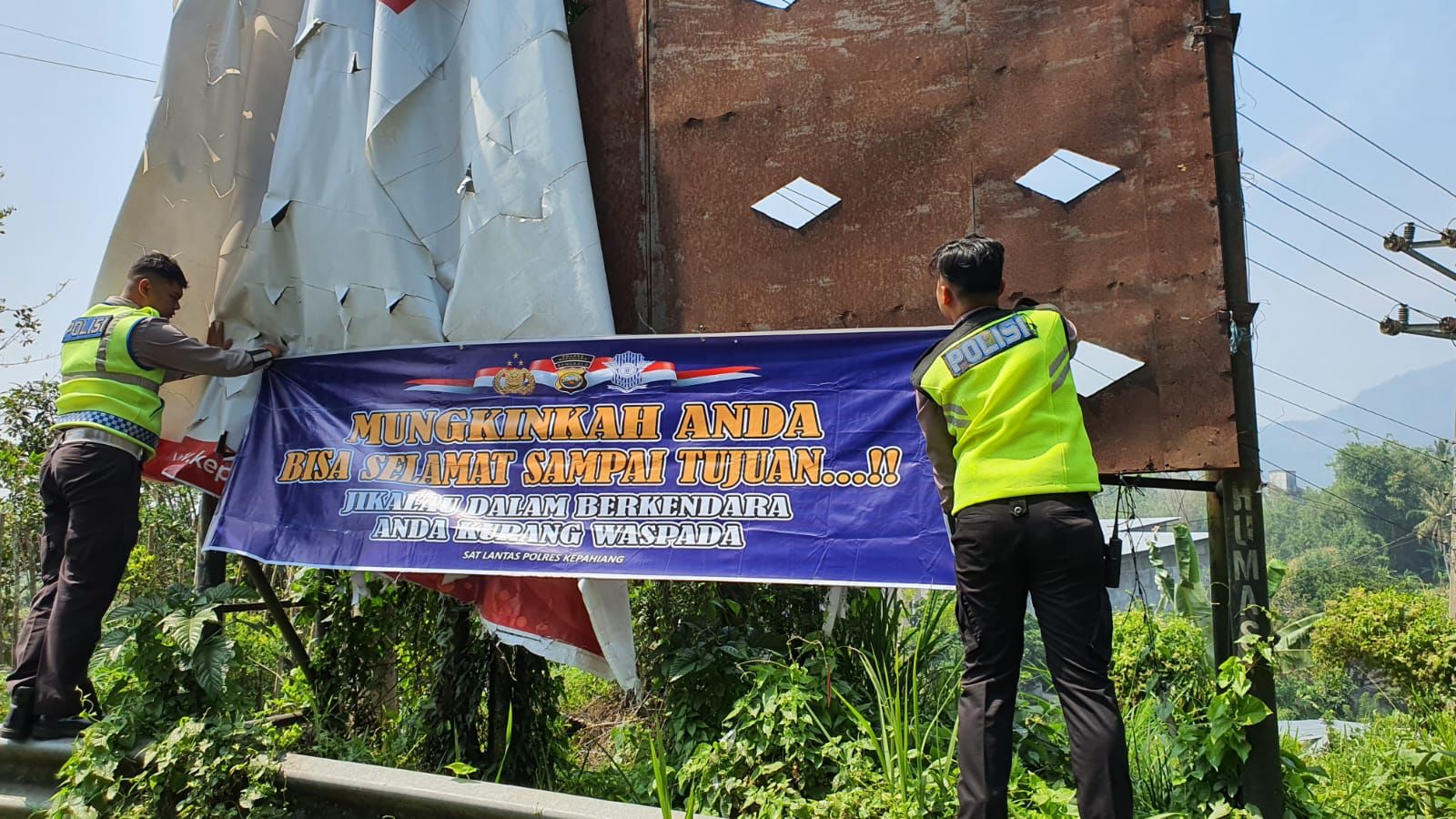 Tingkatkan Kesadaran Lantas, Polres Kepahiang Pasang Spanduk Himbauan