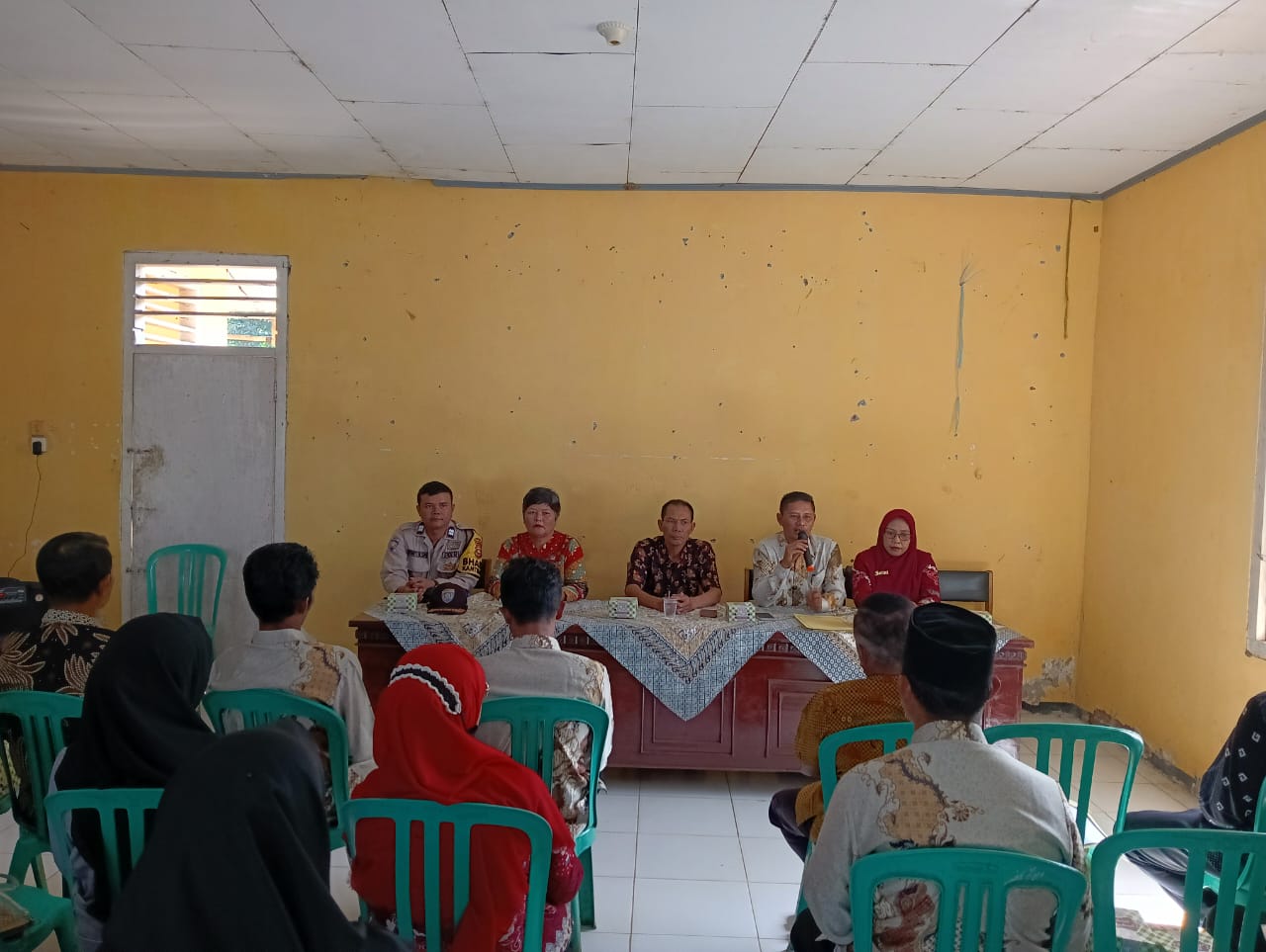 Sinergi Polri, Bhabinkamtibmas Hadiri Kegiatan Pisah Sambut Jabatan Lurah Wilayah Binaan