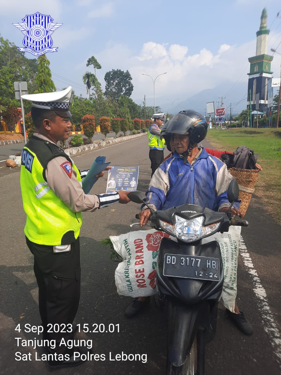 Ops Zebra Nala, Satgas Preemtif Polres Lebong Bagikan Brosur dan Stiker 