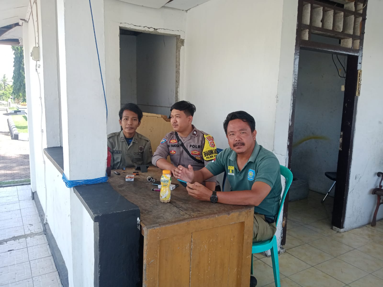 Sambang Penjagaan Rumdin Bupati, Bhabinkamtibmas Ingatkan Jaga Kewaspadaan