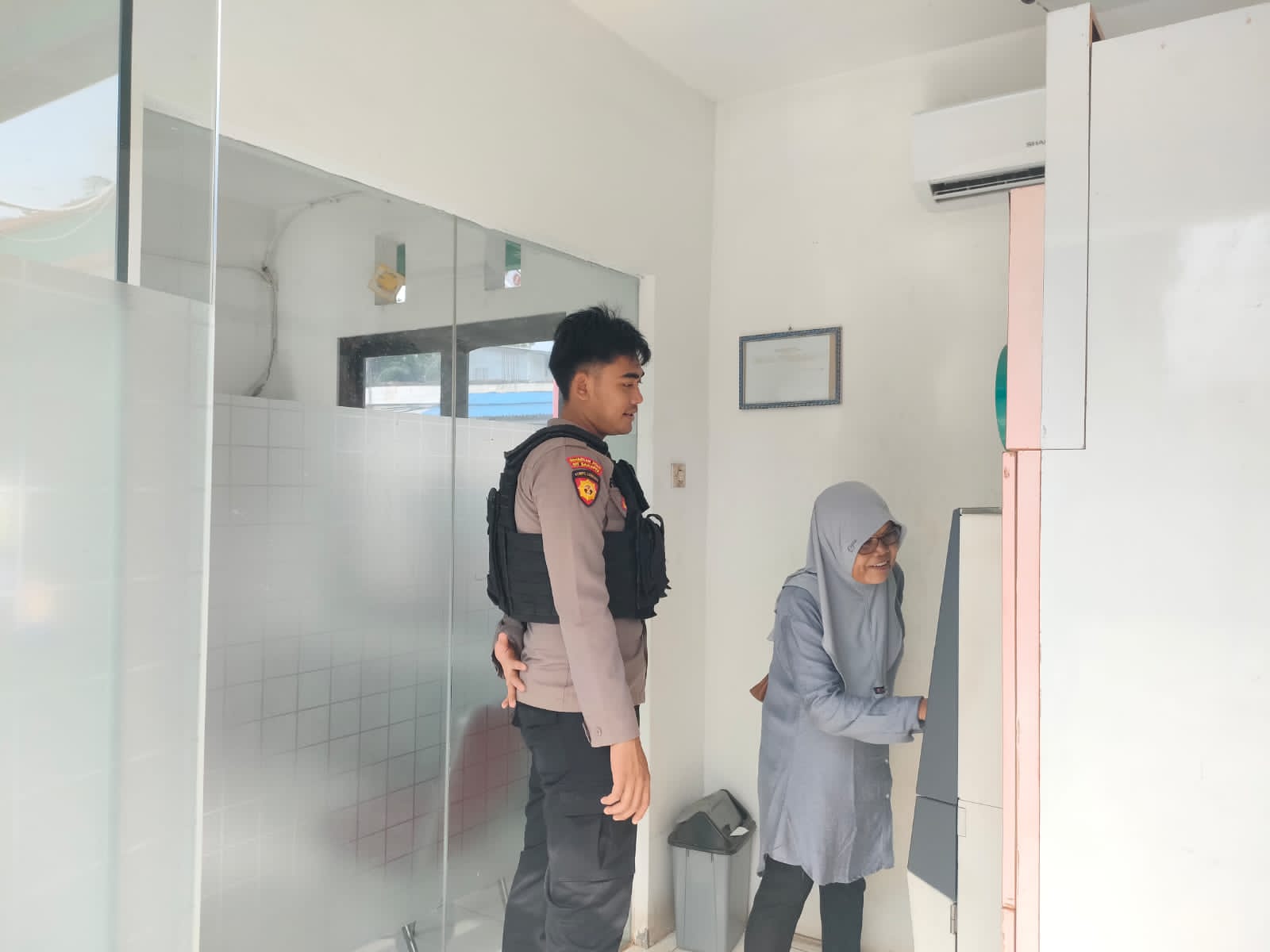 Patroli Objek Vital, Personel Polsek Ketahun Bantu Warga Kesulitan Akses ATM