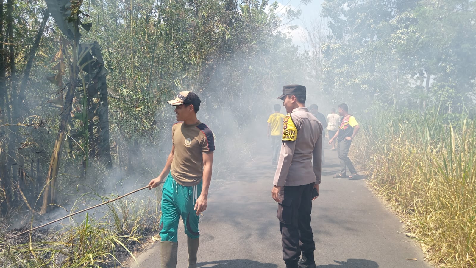 Gerak Cepat, Polsek Bermani Ilir dan Warga Padamkan Kebakaran di Perkebunan