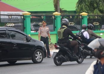 Tak Hanya Jadi Pembina Upacara, Dirbinmas Polda Bengkulu Turun Langsung Atur Lalin di Depan SMAN 5