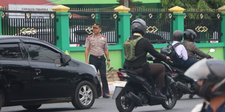 Tak Hanya Jadi Pembina Upacara, Dirbinmas Polda Bengkulu Turun Langsung Atur Lalin di Depan SMAN 5