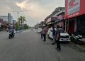 Personel Polres Bengkulu Selatan Laksanakan Pengaturan Lalu Lintas Pagi di Simpang Tukiran, Arus Kendaraan Lancar