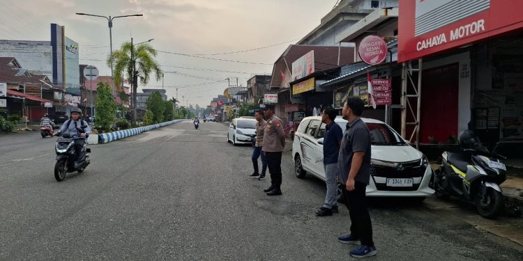 Personel Polres Bengkulu Selatan Laksanakan Pengaturan Lalu Lintas Pagi di Simpang Tukiran, Arus Kendaraan Lancar