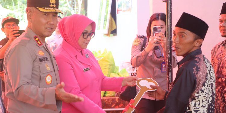 Kapolda Bengkulu Resmikan Bedah Rumah dan Bakti Sosial Polda Bengkulu