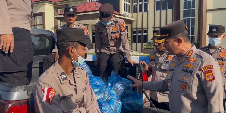 Kapolres Pidie Jaya Distribusikan Bantuan Kemanusiaan untuk Warga Korban Banjir