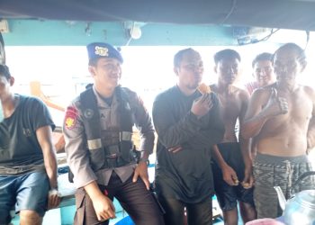 Anggota Ditpolairud Polda Bengkulu Melaksanakan Patroli Perairan dan Berikan Himbauan Keselamatan kepada Nelayan di Pulau Tikus