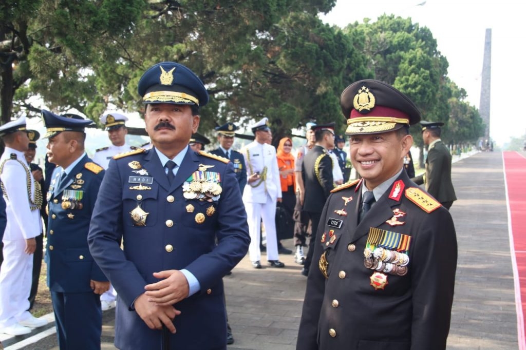 Kapolri Hadiri Upacara Peringatan Hari Pahlawan di TMP Cikutra Bandung