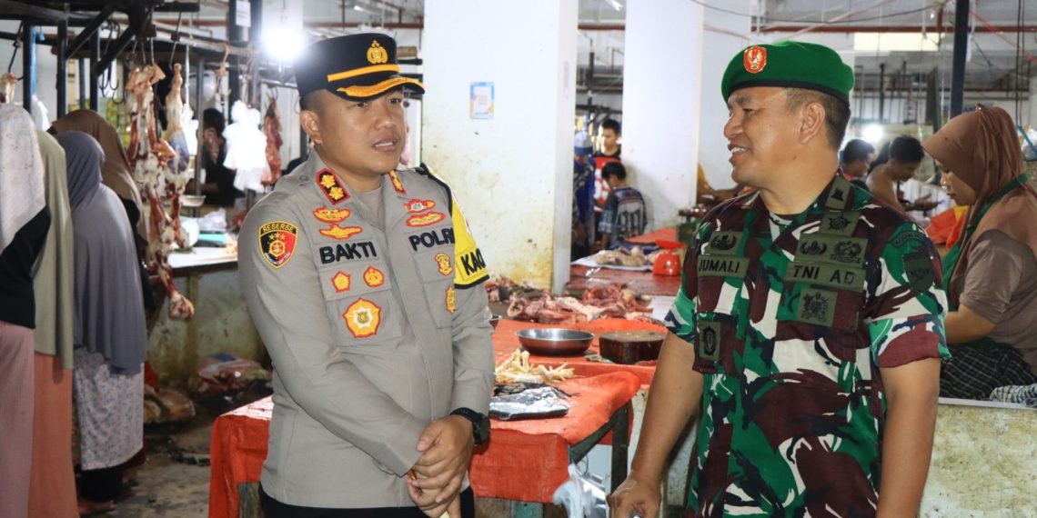 Jamin Keamanan Jelang Idul Fitri, Kapolres Bengkulu Utara Beserta DANDIM 0423 Patroli Skala Besar di Pasar Purwodadi