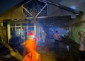 Personel Dit Samapta Polda Bengkulu Sigap Bantu Penanganan Kebakaran Rumah di Kota Bengkulu