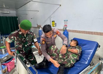 Anggota Ditsamapta Polda Bengkulu Bantu Evakuasi Anggota TNI dan Masyarakat yang Mengalami Laka Lantas