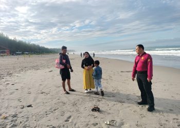 Ditpamobvit Polda Bengkulu Subdit Wisata Melaksanakan Patroli Dialogis di Kawasan Objek Wisata Pantai Panjang