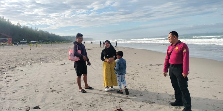 Ditpamobvit Polda Bengkulu Subdit Wisata Melaksanakan Patroli Dialogis di Kawasan Objek Wisata Pantai Panjang