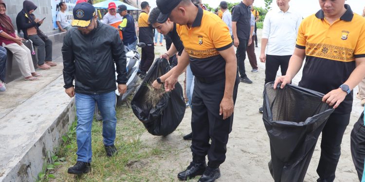 Peduli Lingkungan, Polda Bengkulu Bersihkan Kawasan Pantai Panjang