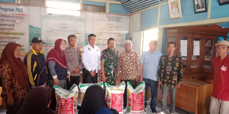 Cooling System, Bhabinkamtibmas Polsek Lebong Selatan Hadiri Penyaluran Bantuan Pupuk Non Subsidi di Desa Kota Donok