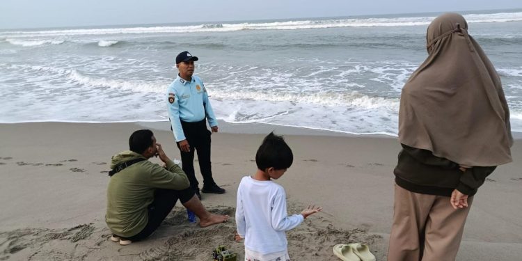 Jaga Kawasan Wisata Tetap Kondusif, Subdit Wisata Dit Pamobvit Polda Bengkulu Patroli Dialogis di Pantai Panjang dan BIM