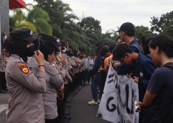 Aksi Demo Mahasiswa di Depan Kantor Gubernur Bengkulu Berakhir dengan Aman