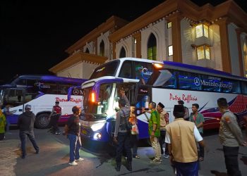 Tak Hanya Melaksanakan Pengamanan, Polresta Bengkulu Bantu Angkat Barang Bawaan Jamaah Haji