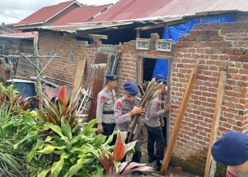 Tanggap Bencana, Brimob Bengkulu Bantu Warga Bangkit dari Dampak Puting Beliung