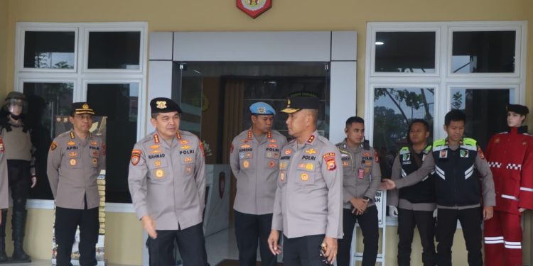 Kapolda Bengkulu Mengecek Gedung Baru Ditsamapta Polda Bengkulu dan Pengecekan Tes Urine Personel Ditsamapta : Wujud Komitmen dalam Menjaga Keamanan dan Integritas