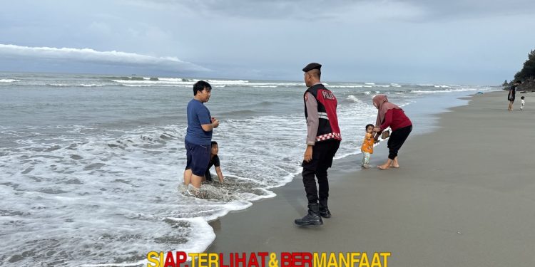 Personel Ditsamapta Polda Bengkulu Laksanakan Patroli dan Himbau Pengunjung Pantai Jaga Keselamatan