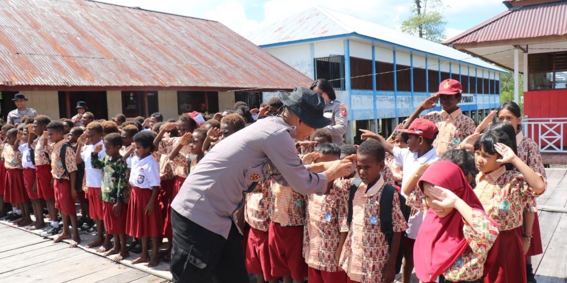 Hadirkan Keceriaan dan Edukasi Bagi Siswa, Satgas Damai Cartenz Gelar Bakti Sosial di SD Negeri Pomako 1
