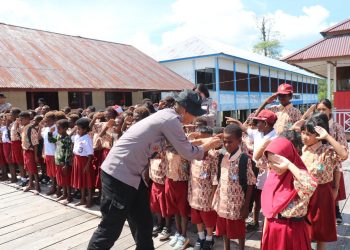 Hadirkan Keceriaan dan Edukasi Bagi Siswa, Satgas Damai Cartenz Gelar Bakti Sosial di SD Negeri Pomako 1