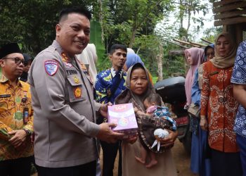 Peduli Tumbuh Kembang Anak, Kapolres Kepahiang Sambangi Anak Asuh dan Berikan Bantuan Gizi