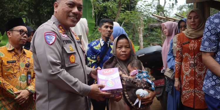 Peduli Tumbuh Kembang Anak, Kapolres Kepahiang Sambangi Anak Asuh dan Berikan Bantuan Gizi