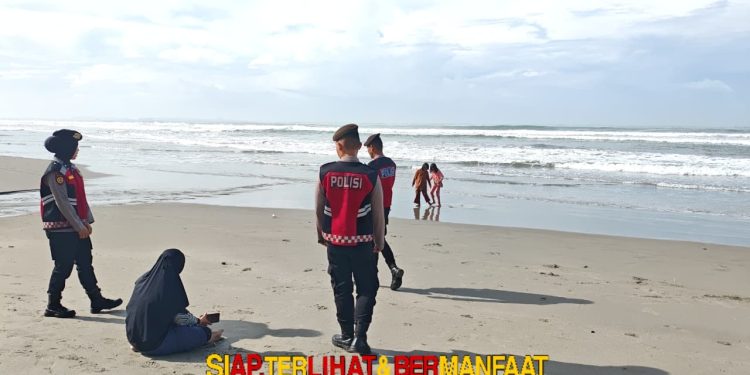 Personel Pos Shelter Gelar Patroli Jalan Kaki dan Berikan Imbauan Keselamatan Kepada Pengunjung Pantai Panjang