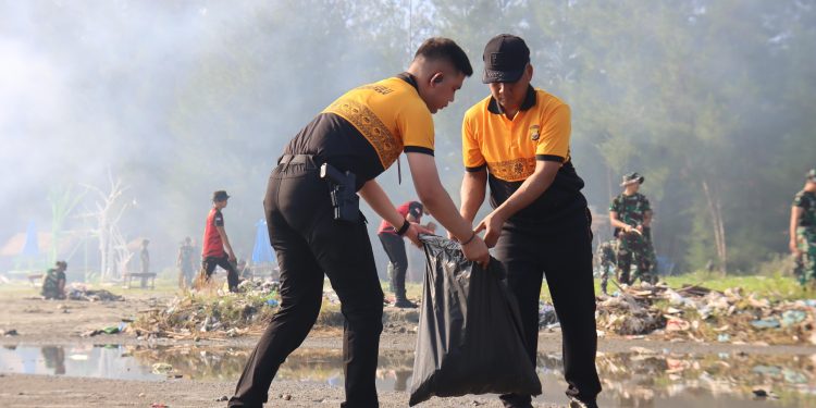 Polda Bengkulu Bersama Forkopimda Gelar Kegiatan GEMPAR di Pantai Zakat Bengkulu