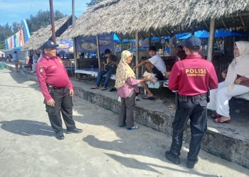 Ditpamobvit Polda Bengkulu Lakukan Patroli Dialogis di Kawasan Wisata Pantai Panjang, Berikan Himbauan Kamtibmas kepada Wisatawan